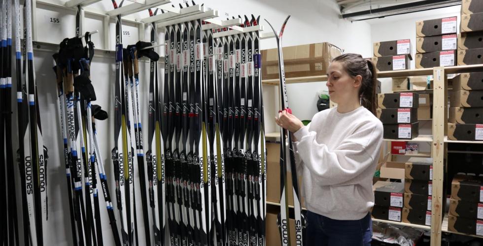 Martina fra Athletica Kringsj&aring; forteller at skiutleie er et popul&aelig;rt tilbud