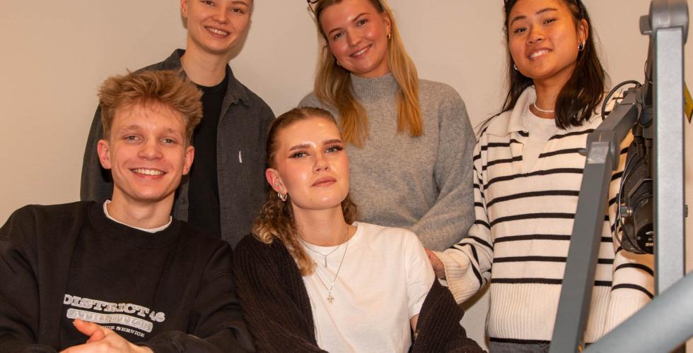 Et gruppebilde med Mikkel (venstre), Mari, Kaja, Selma og Lisa (h&oslash;yre)