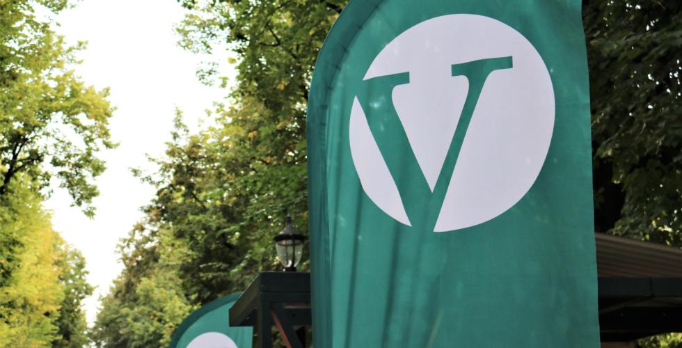 Venstres banner ved valgboden deres p&aring; Karl Johan.