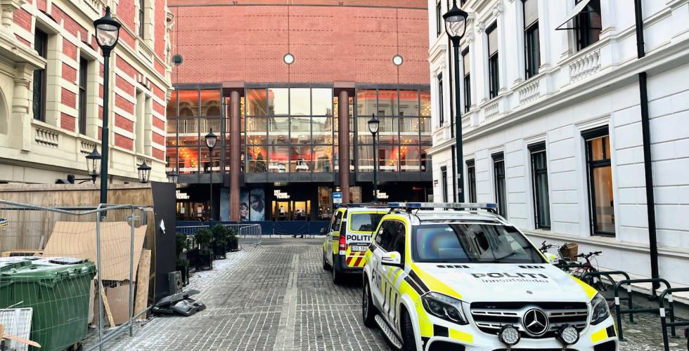 To politibiler st&aring;r utenfor hovedinngangen til Equinor-konferansen.