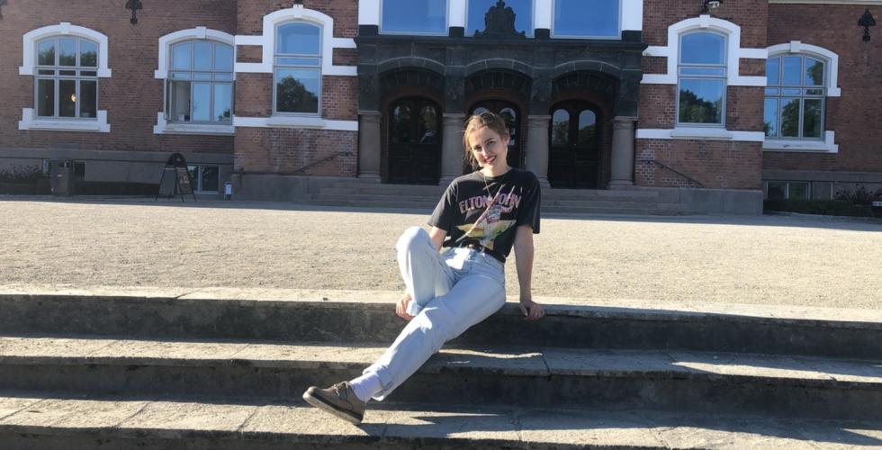 Musiker Johanne Lid sitter fremfor hovedbygget p&aring; NBMU i &Aring;s