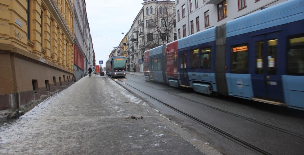 Trikkene m&oslash;ter hverandre ved trikkestoppet Stensgata. 