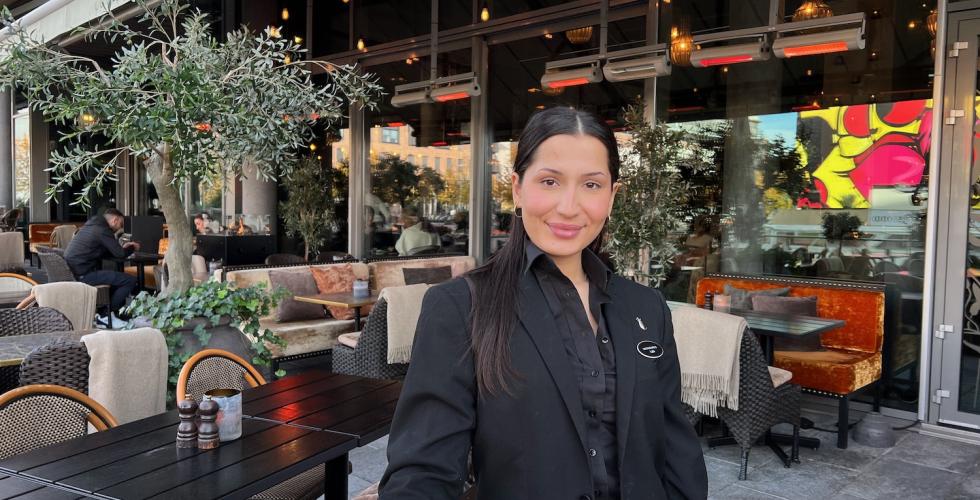 Her st&aring;r Lala Meresene (23) foran den italienske restauranten, Olivia, p&aring; Tjuvholmen.
