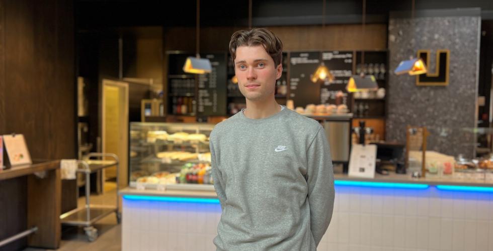 Her st&aring;r Mathias Emanuelsen &Oslash;rebek p&aring; Union, Blindern. Han er i ferd med &aring; gj&oslash;re seg klar f&oslash;r arrangementet begynner.