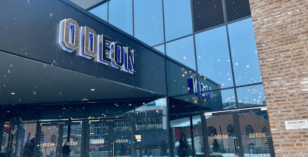 Bilde av en kino og skiltet uten foran kinoen hvor det st&aring;r ODEON 