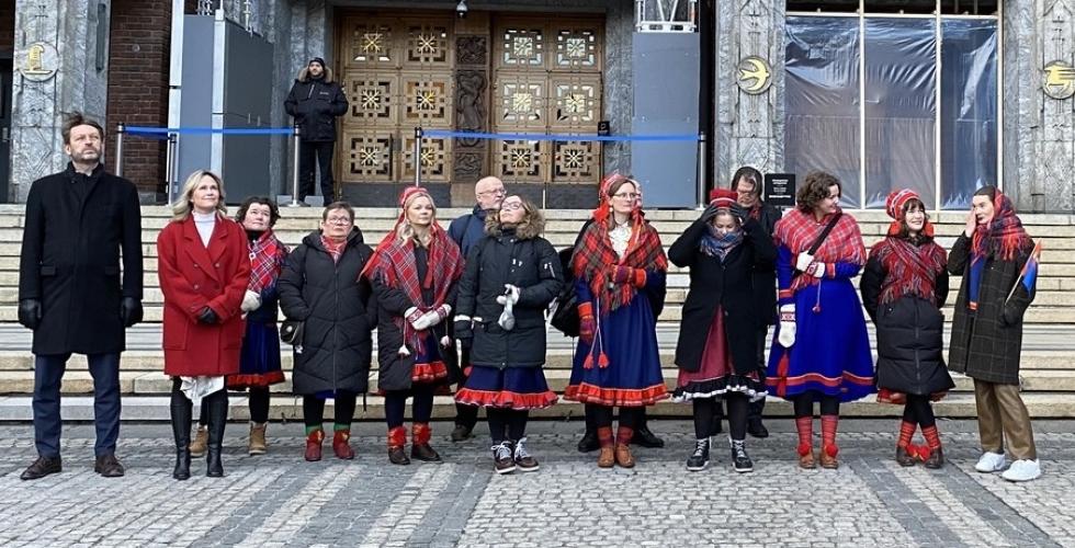 ordf&oslash;rer i oslo og samisk folk utenfor r&aring;dhuset.