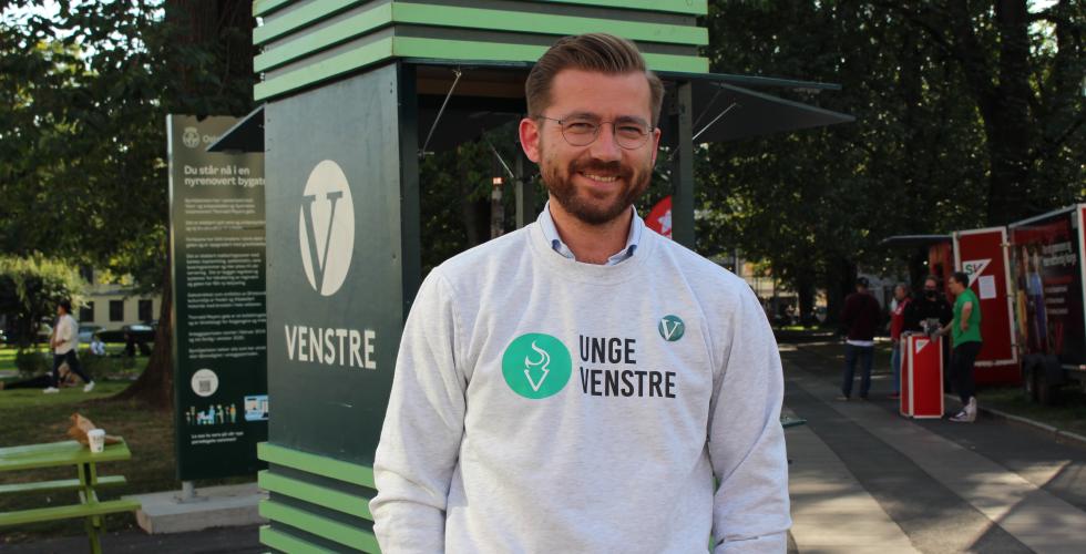 Sveinung Rotevatn st&aring;r p&aring; Venstres stand ved Olaf Ryes plass.