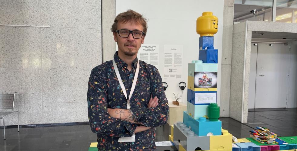 Jon Andr&eacute; Fosstvedt st&aring;r foran en h&oslash;y legoskulptur.