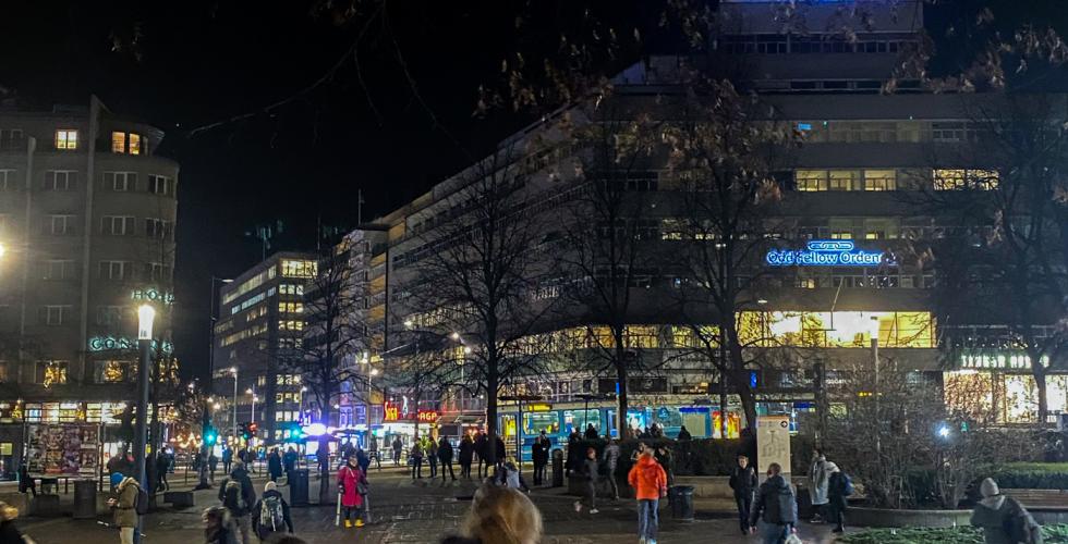 Folk som g&aring;r i sentrum