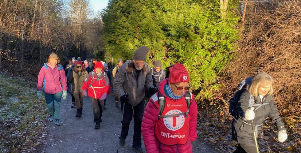 Aktiv i 100 turgruppe g&aring;r opp en bratt bakke 
