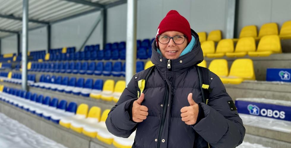 Kari-Anne Nordstr&oslash;m foran tribunen p&aring; Groruds fotballbane