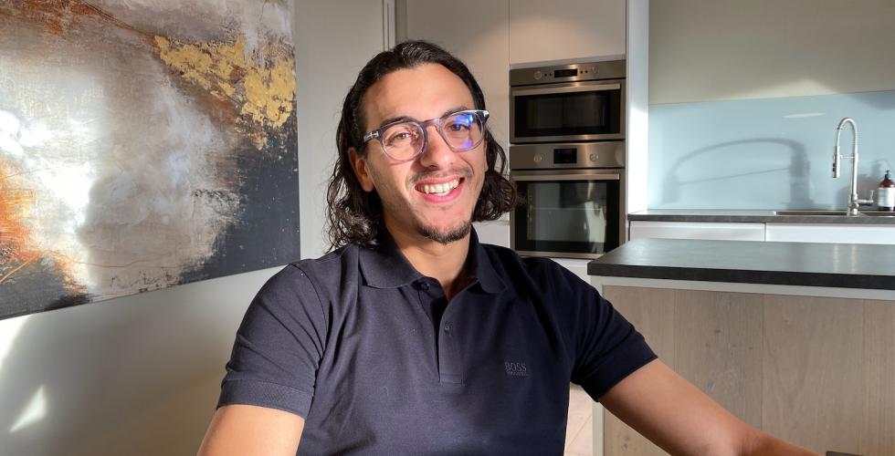 Yassin fra Farmen sitter hjemme ved kj&oslash;kkenbordet 