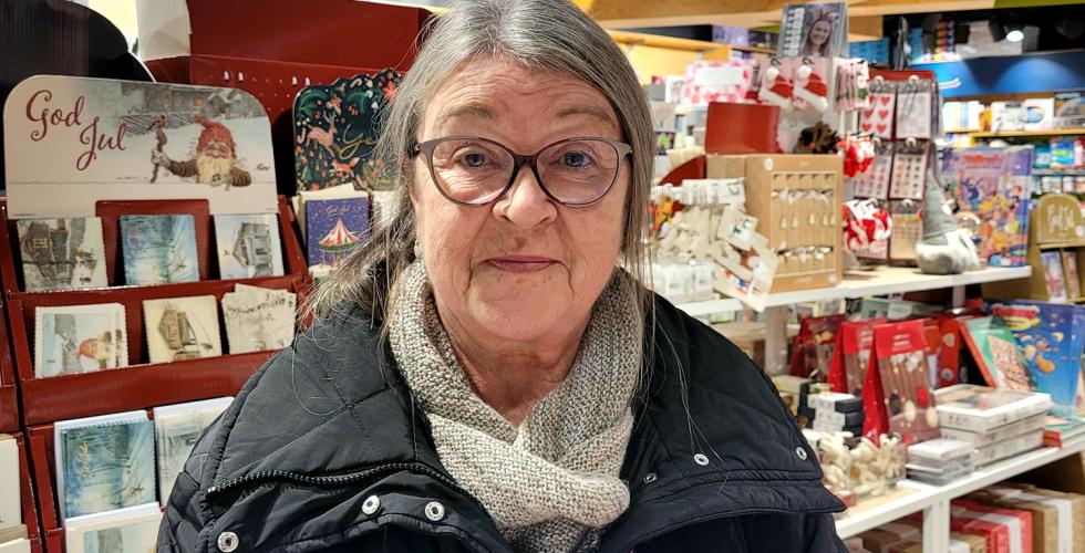Ei eldre dame som st&aring;r i ein bokhandel.