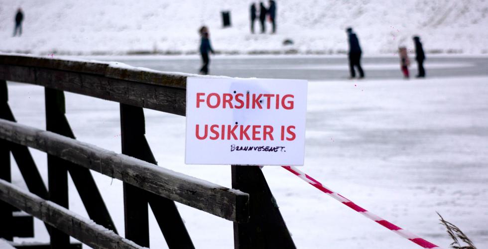 Bilde av et skilt hvor det st&aring;r "usikker is" ved sk&oslash;ytebane Vollgravene Fredrikstad