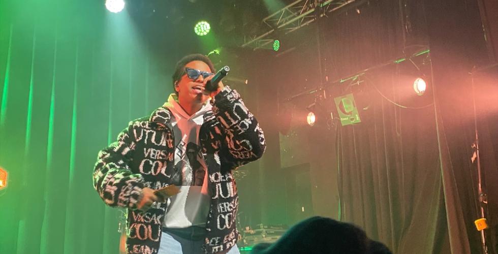 Artisten Isah synger p&aring; scenen under P3 Live sin konsert.