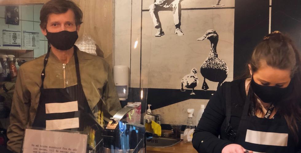 Isak W&oslash;ien jobber p&aring; =Kaffe i Akersgata.