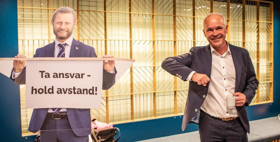 Jan Tore Sanner ved siden av plakat av Bent H&oslash;ie p&aring; H&oslash;yres valgvake 2021