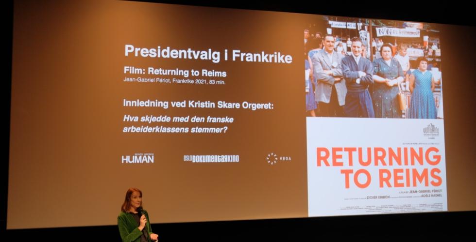 Professor Kristin Skare Orgeret forteller om fransk politikk foran lerretet p&aring; Vega kino, f&oslash;r filmen Returning to Reims.
