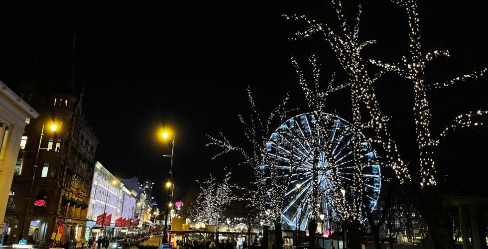 Julelys p&aring; Karl Johan en novemberkveld.