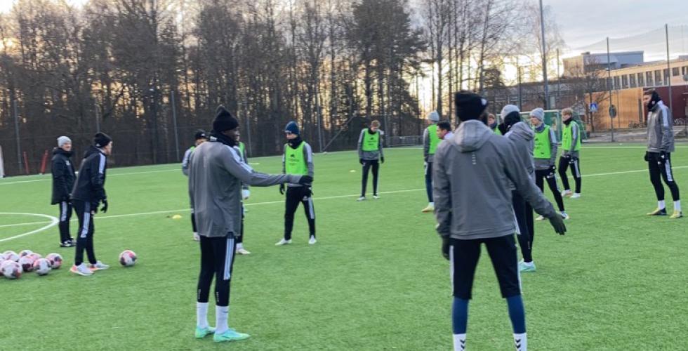 Fotballspillere st&aring;r innenfor kjegler