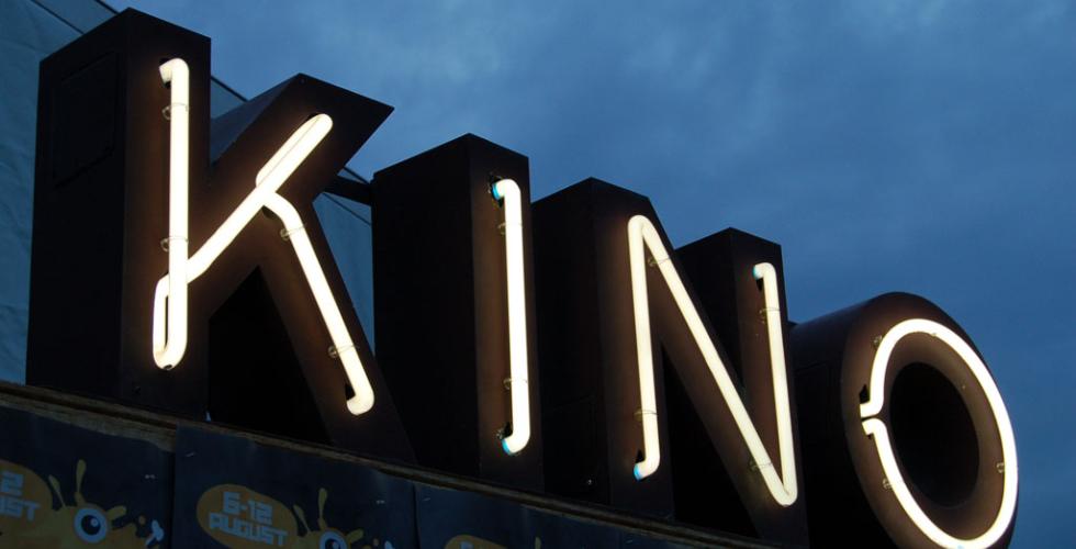 et stort skilt hvor det st&aring;r kino p&aring;. 