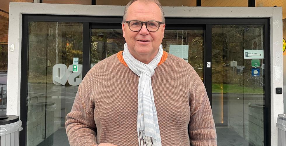 Ottar Nesje st&aring;r med en kaffekopp i h&aring;nda utenfor inngangen p&aring; R&oslash;nningen folkeh&oslash;gskole