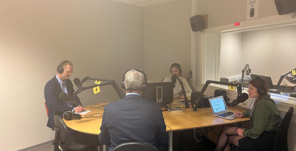 Bilde fra studioet mens livesendingen 1406 dager senere p&aring;g&aring;r, med to stortingsrepresentanter og to programledere rundt et bord.