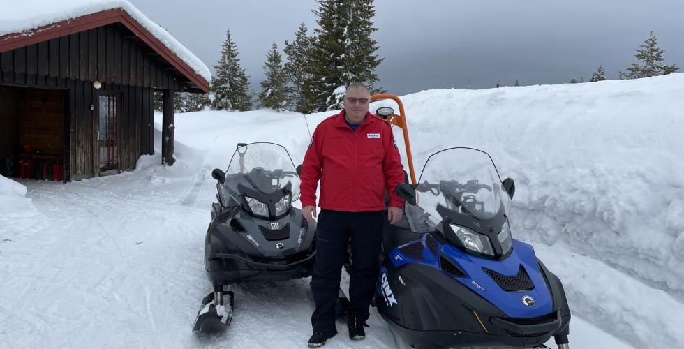 Mann foran to sn&oslash;scootere