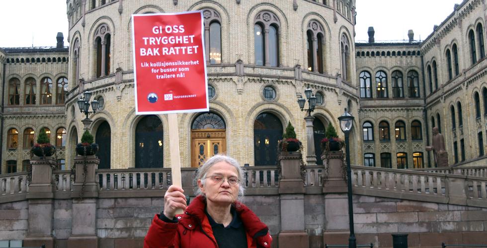 Bussj&aring;f&oslash;r Marit Sauge foran Stortinget.