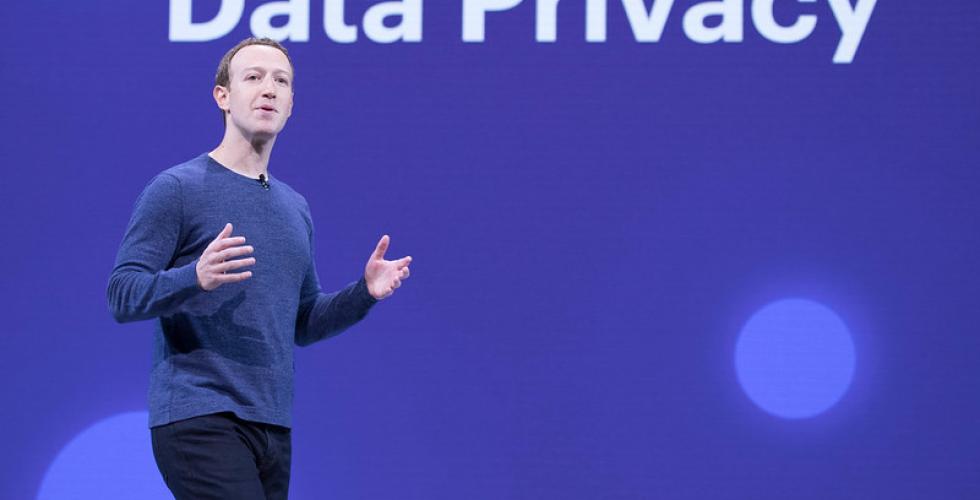 Mark Zuckerberg holder foredrag. Det st&aring;r "Data Privacy" p&aring; lerretet bak han.