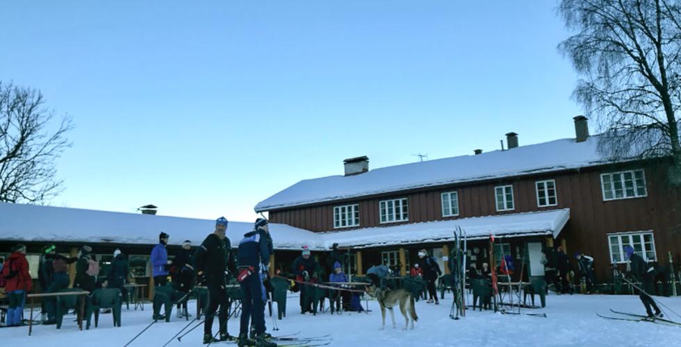 Ullev&aring;lseter med mennesker foran inngangen
