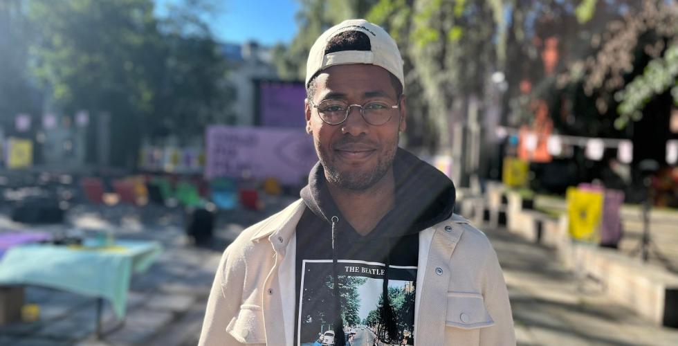 Matias Tunold smiler mens sola skinner p&aring; han.