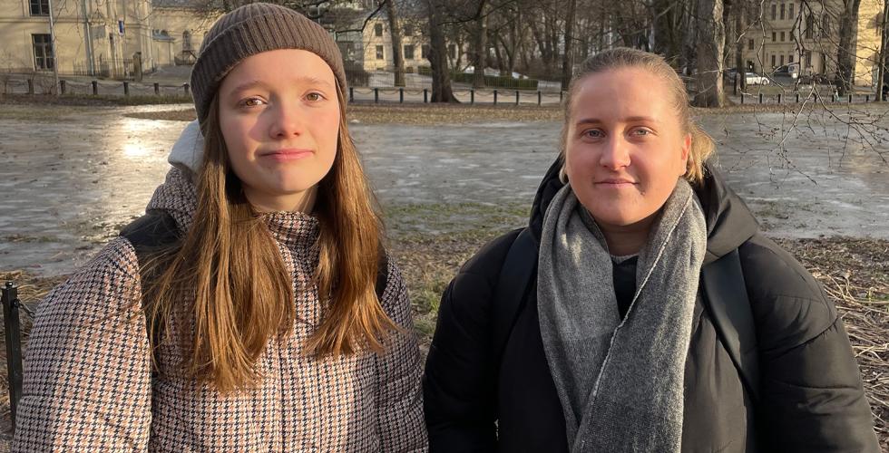 To ungdommelige kvinner st&aring;r rett opp og ned i SlottspRKEN