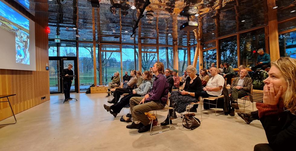 Publikum p&aring; frokost i Klimahuset