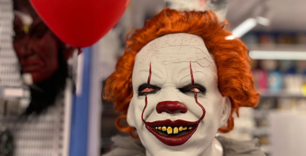 N&aelig;rbilde av Pennywise fra skrekkfilmen IT kostyme