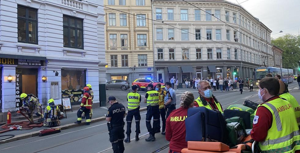 Bilde av n&oslash;detater p&aring; plass foran restaurant i Pilestredet