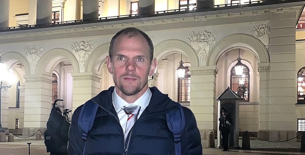 Olaf Tufte st&aring;r p&aring; slottplassen med Slottet i bakgrunnen.