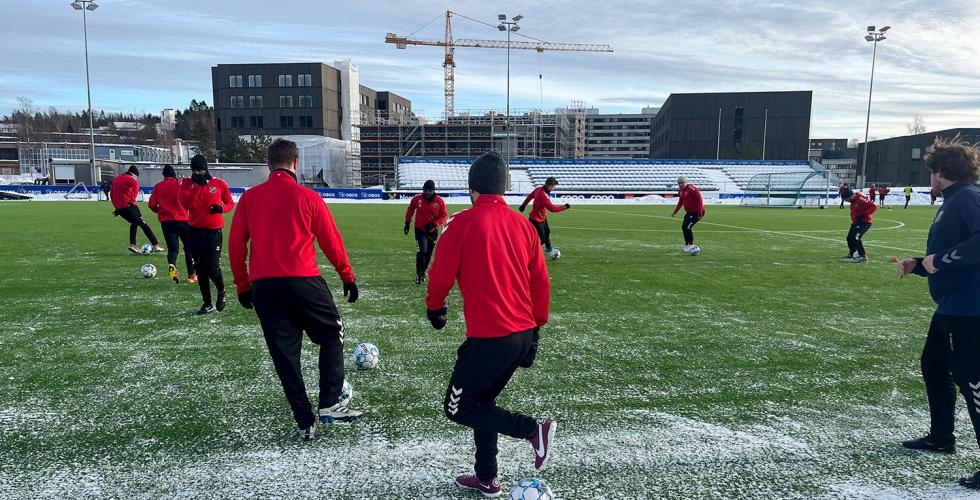 Fotballspillere som l&oslash;per p&aring; banen 