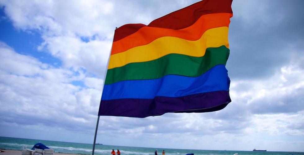Pride flagg p&aring; stranden