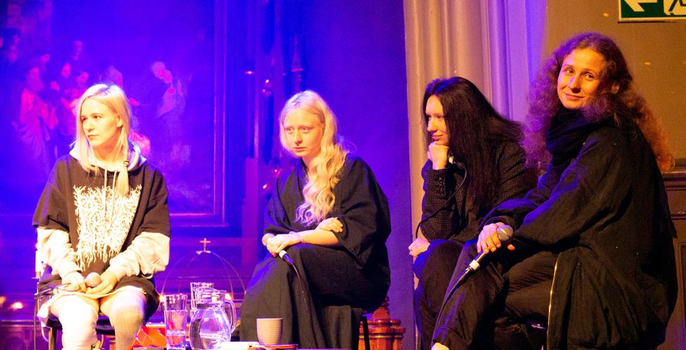 Bandmedlemmene i Pusse Riot sitter p&aring; scenen i en panelsamtale i Jakob kirke