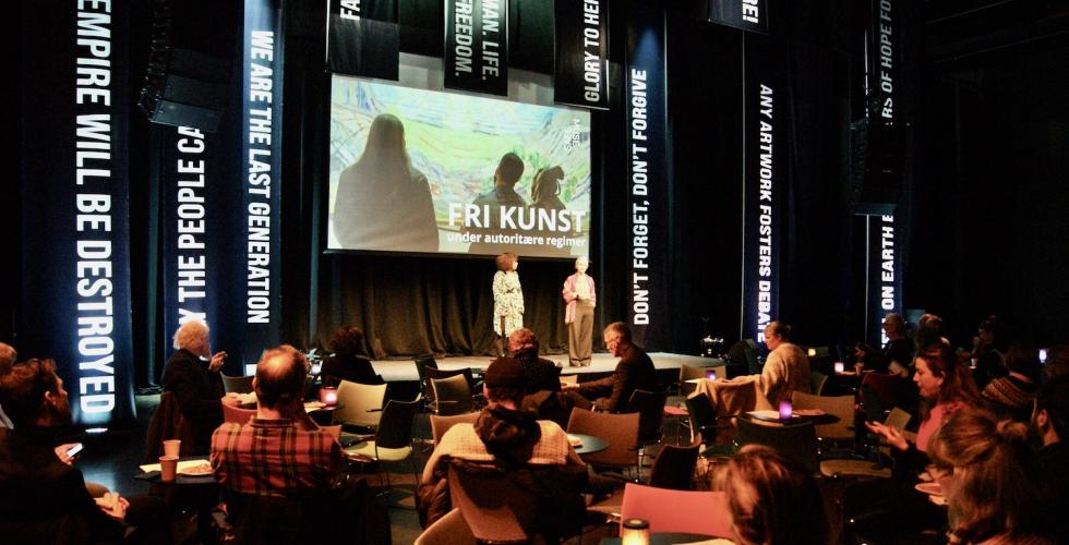 Celina Jerman Bright-Taylor fra Safemuse og Ane Carmen Roggen fra Riksscenen st&aring;r p&aring; scenen og &oslash;nsker velkommen