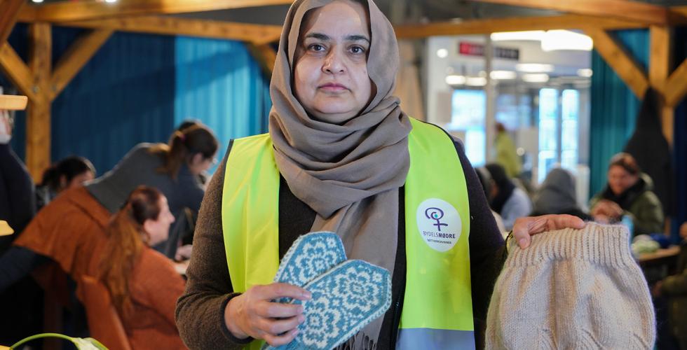 Samina Tassadiq st&aring;r i Deichman Stover og viser produkter laget av m&oslash;dre.