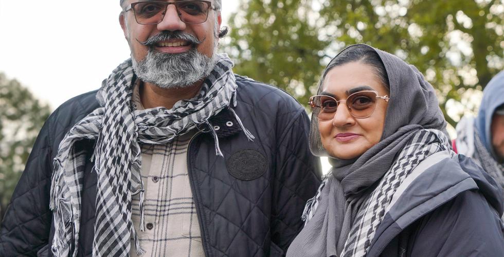 Sammia Naz og Zaeem Shaukat fra Foreldre Alliansen st&aring;r p&aring; bildet