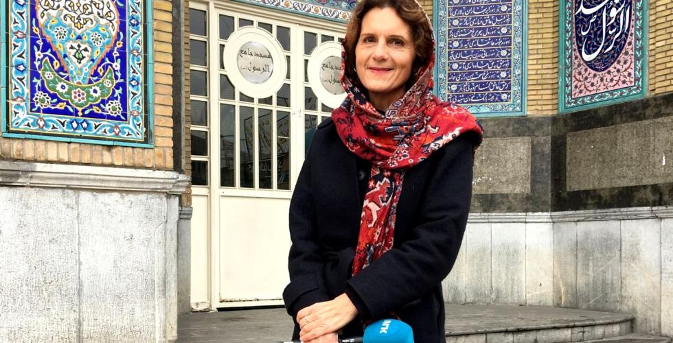Sidsel Wold st&aring;r foran en bygning. 