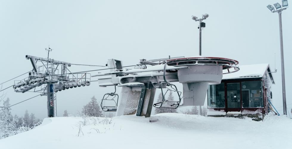 tom skiheis i overskyet v&aelig;r p&aring; tryvann