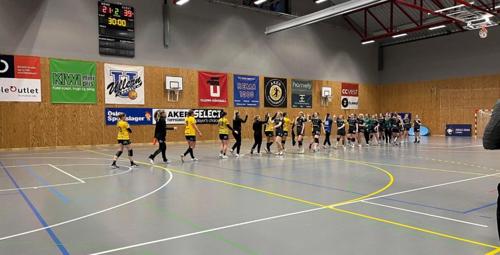 Mange h&aring;ndballspillere g&aring;r mot hverandre og hilser