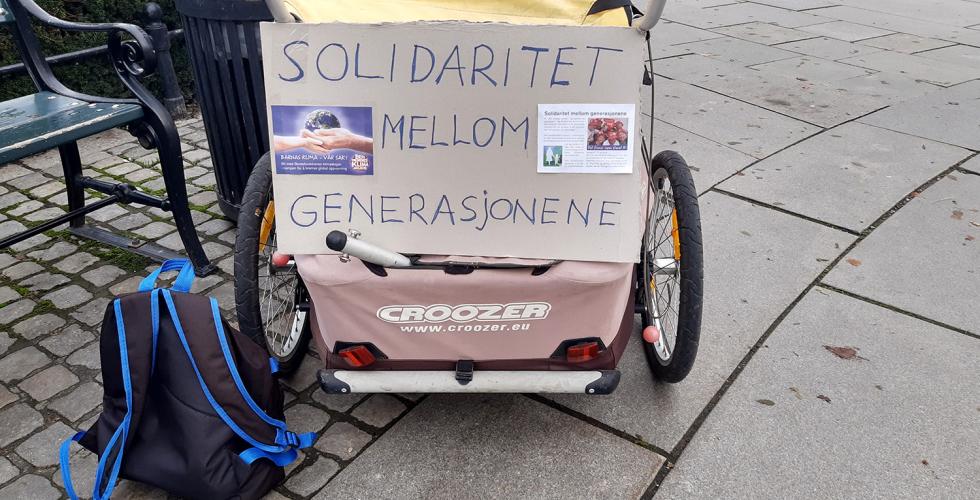 Plakat der det st&aring;r "Solidaritet mellom generasjonene"