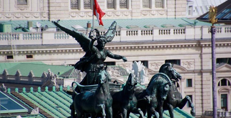 Statue og flagg i stein i den &oslash;sterriske byen Wien