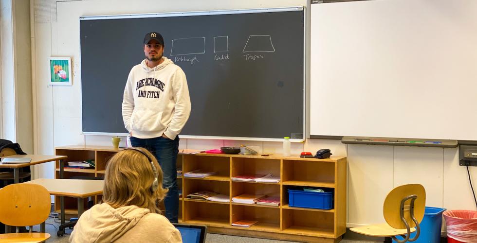 Steffen Heistad st&aring;r foran ved kateteret og tavlen i klasserommet.