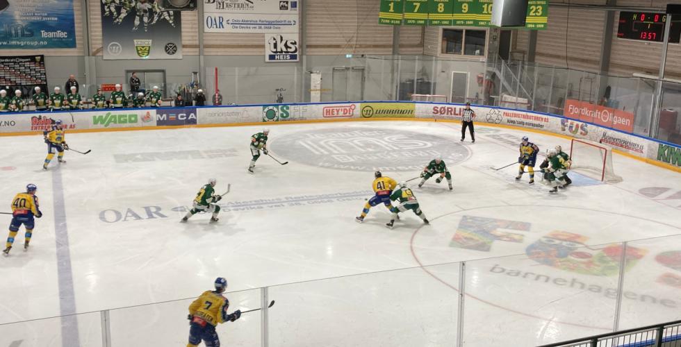 En Storhamar-spiller angriper mot m&aring;l